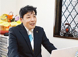 元公務員。公務員時代は、主にインフラ整備を行う部署に所属。公的事業の民間活用 導入というスキームプランをつくるプロジェクトリーダーとして活躍。プロジェクトリーダーとして将来的な人口予測や財政規模の推計をとって活動している際、最も危機感を覚えたのが少子高齢化問題。少子高齢化に歯止めをかけるためには、独身者への出会いの場が早急に必要と考え、役所を退職。結婚相談所を開設する。現在は日本の内需の活性化のため、海外からの訪問者増加への活動を展開。Googleストリートビューや公衆無線LANのインバウンド事業も取り扱っている。